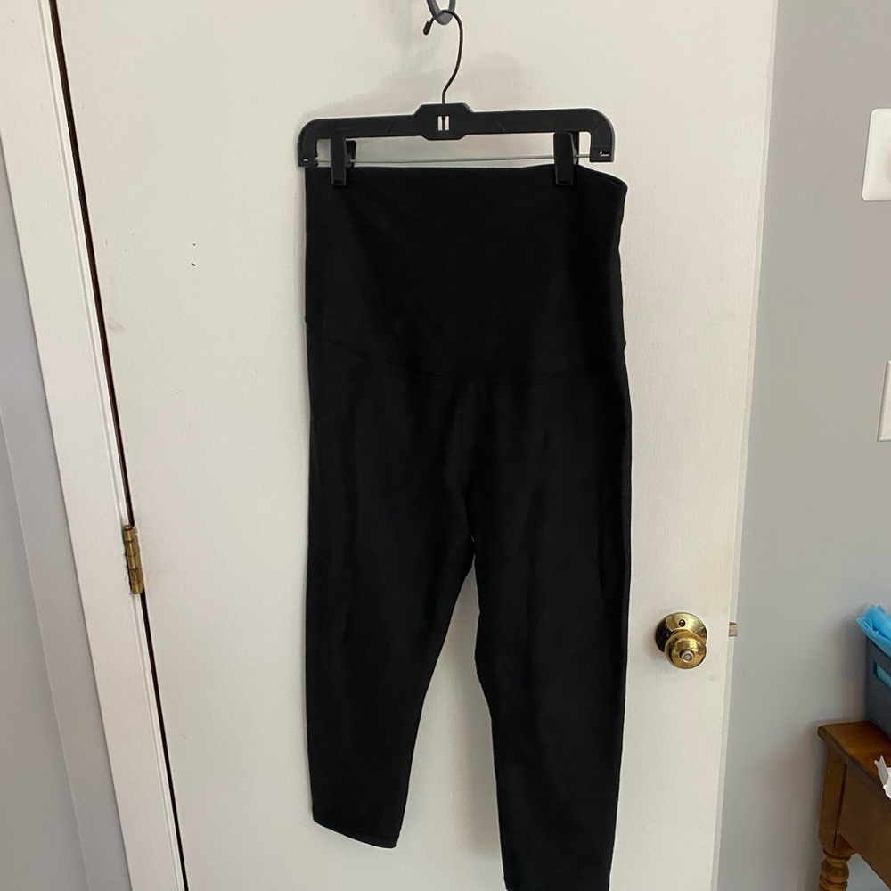 2/$20 Old Navy Active Ultra High Rise Maternity Cropped Leggings | Large